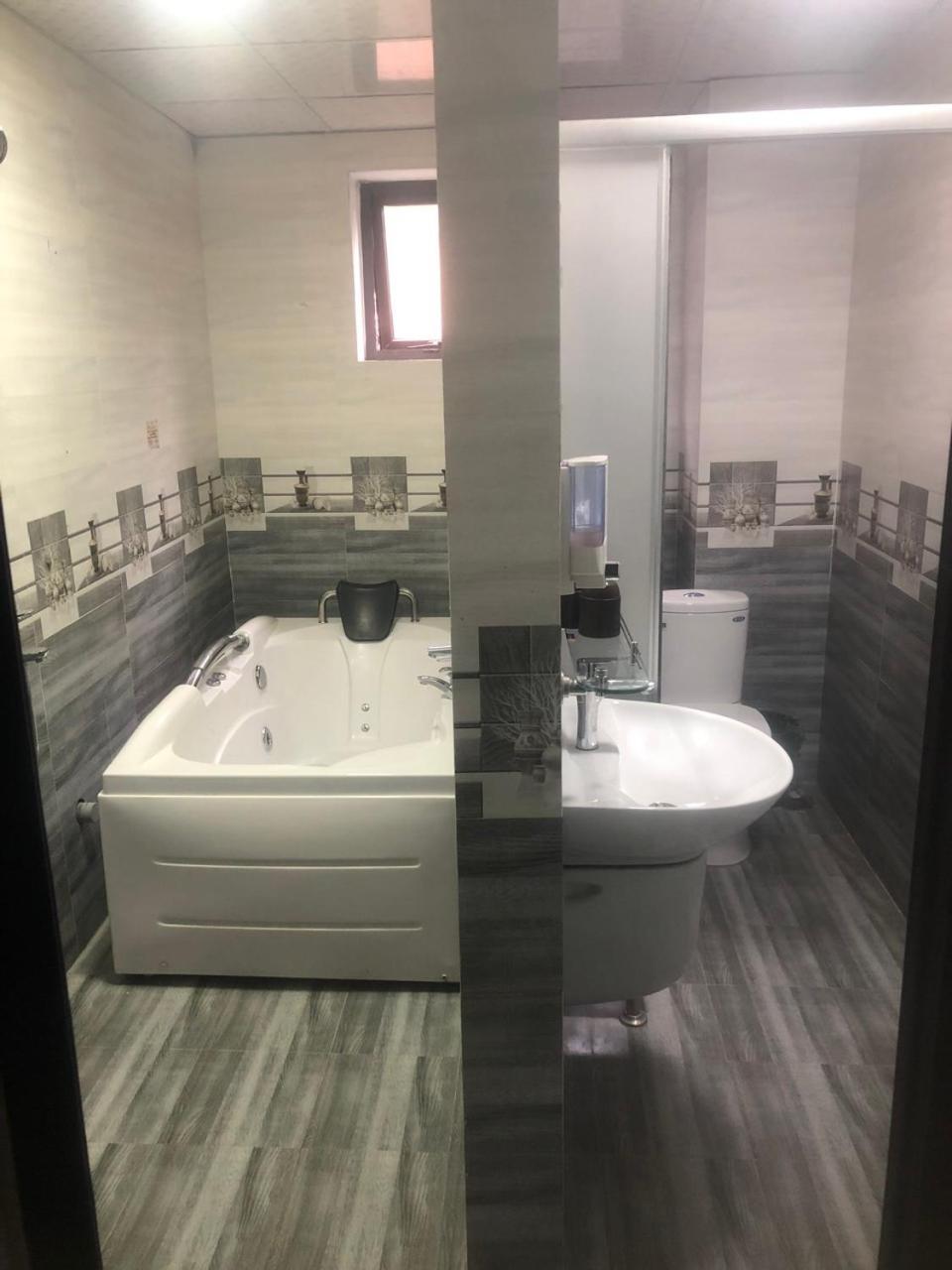 Thu Ha Hotel Uong Bi Экстерьер фото