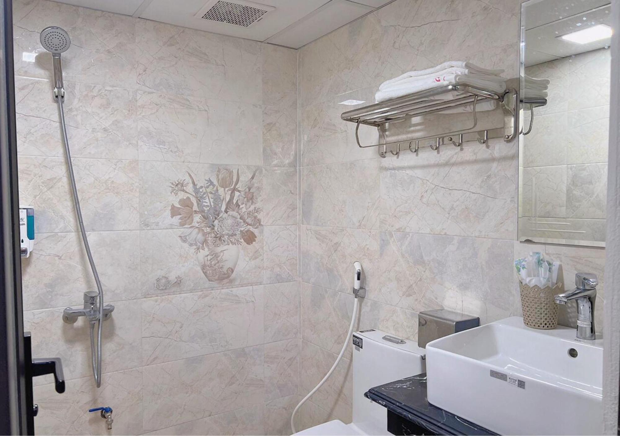 Thu Ha Hotel Uong Bi Экстерьер фото