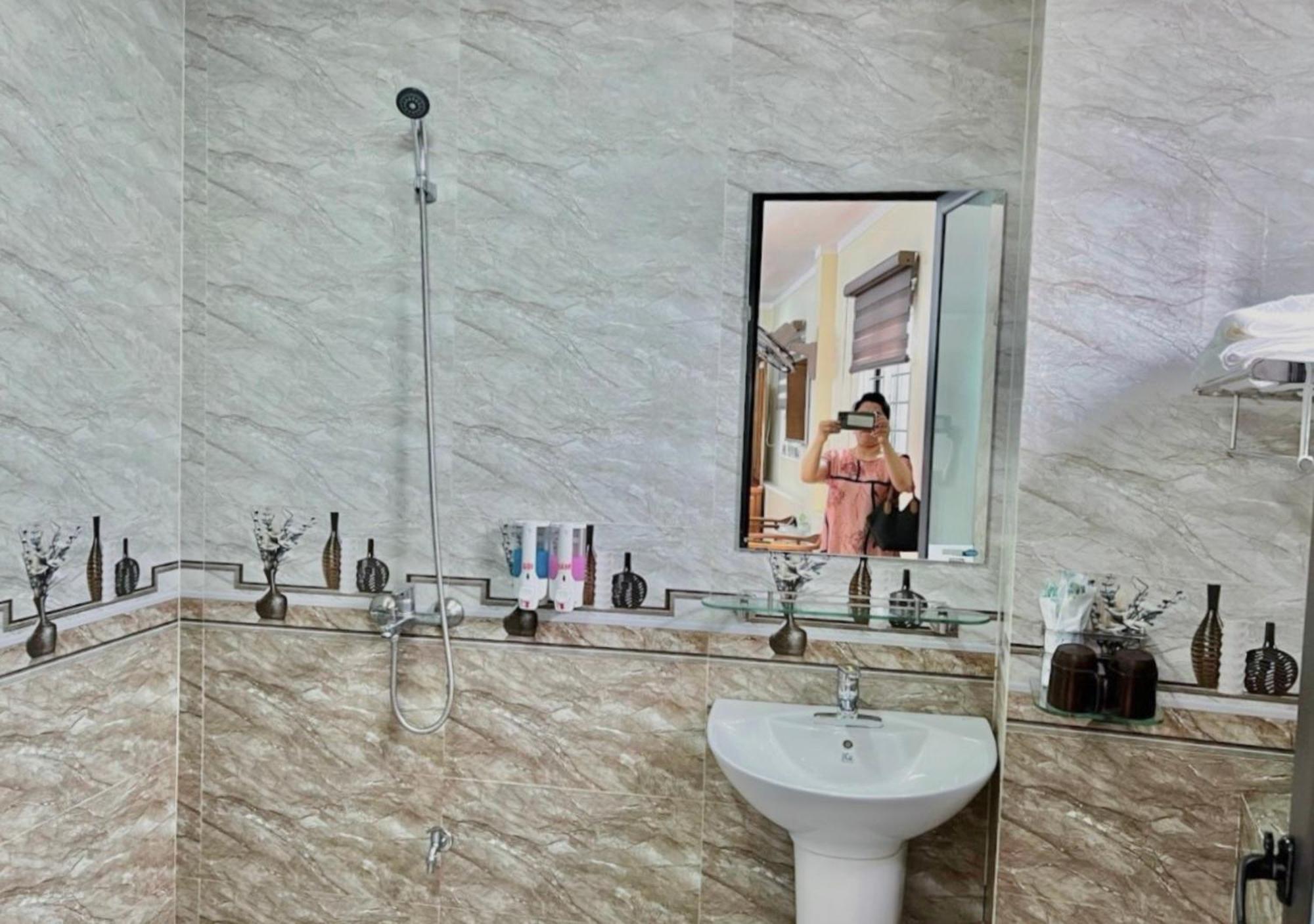 Thu Ha Hotel Uong Bi Экстерьер фото