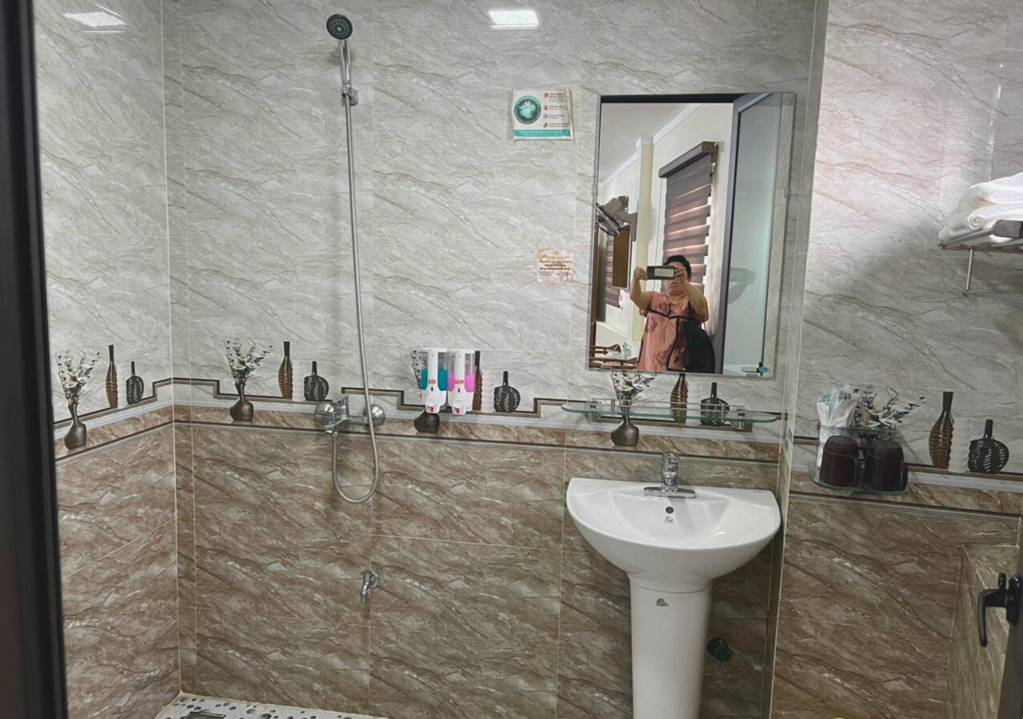 Thu Ha Hotel Uong Bi Экстерьер фото