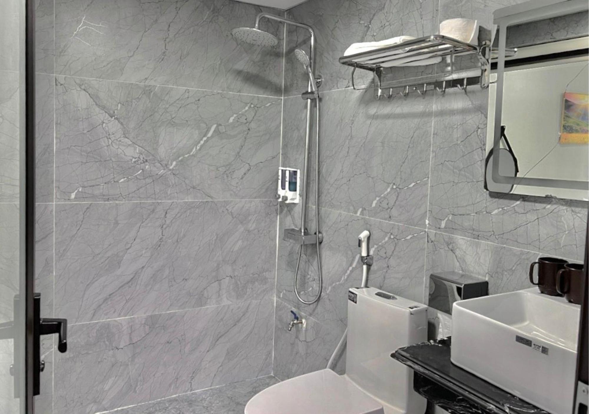 Thu Ha Hotel Uong Bi Экстерьер фото