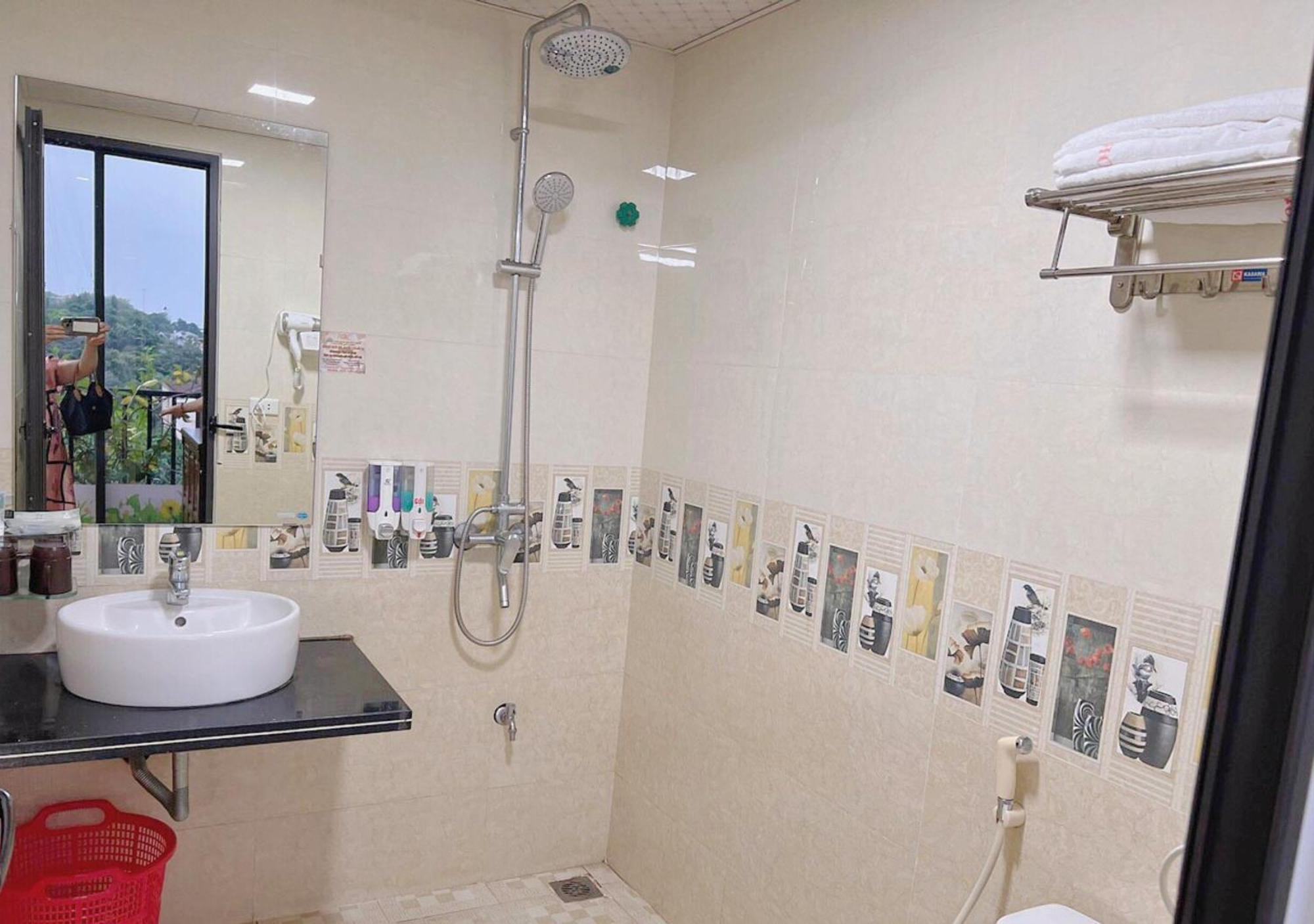 Thu Ha Hotel Uong Bi Экстерьер фото